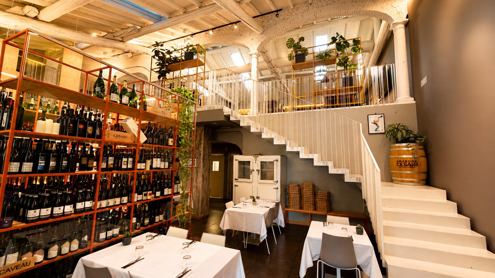 Sala interna di Spazio Marconi con cantina vini e scala